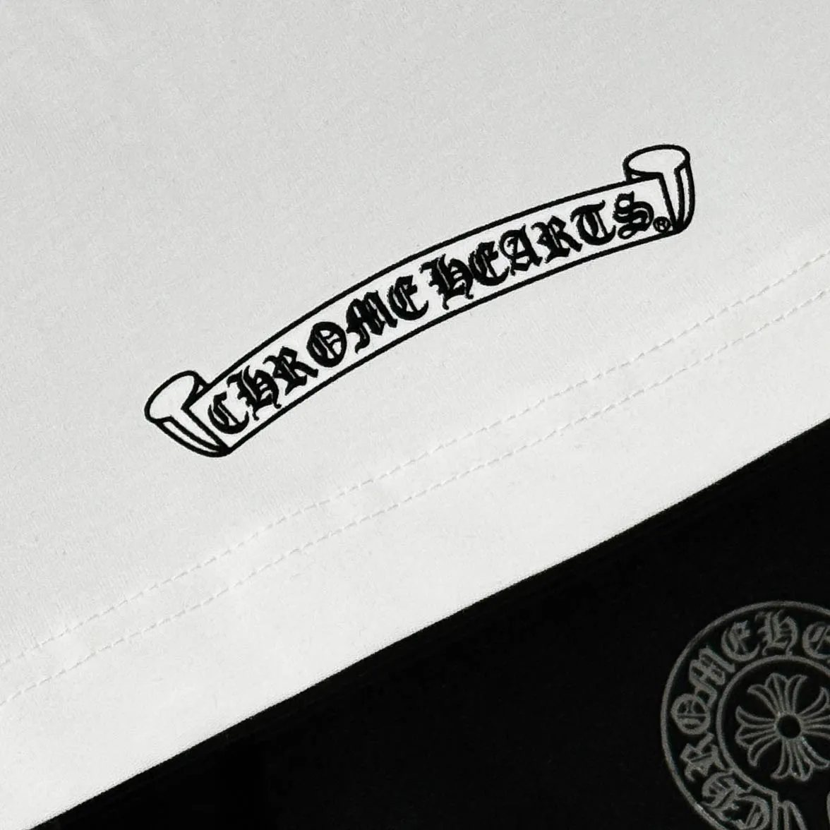 P170 Chrome Hearts Chrome Hearts 25 high-end versions. The fabric is made of 300 grams of high-density pure cotton. It does not deform or shrink. It has three labels. It is the same style for men and women. Technology: Digital printing. Color: White. Black. SIZE: S-XL.
